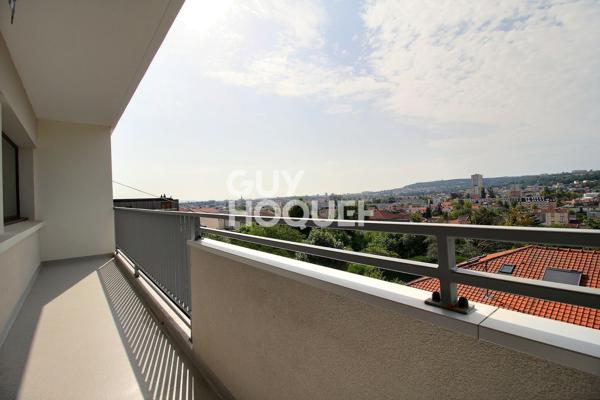Appartement avec trois chambres un balcon une cave à LAXOU Village