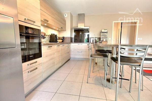 Découvrez ce superbe appartement de 82 m² situé à Meylan, offrant un cadre de vie lumineux et paisible.