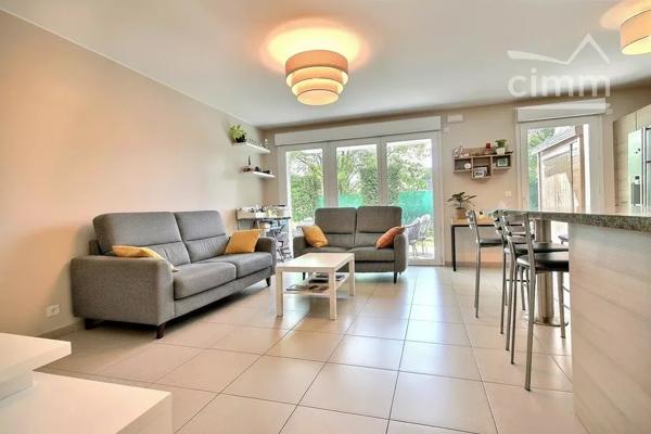 Découvrez ce superbe appartement de 82 m² situé à Meylan, offrant un cadre de vie lumineux et paisible.