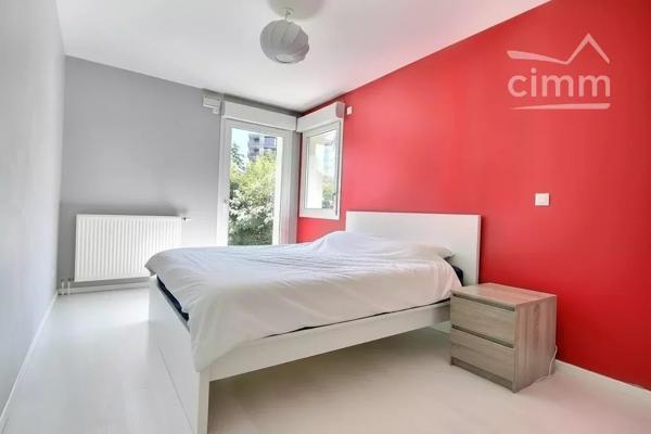Découvrez ce superbe appartement de 82 m² situé à Meylan, offrant un cadre de vie lumineux et paisible.