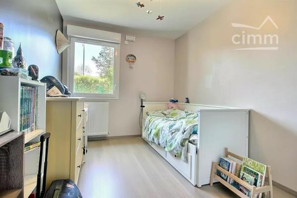 Découvrez ce superbe appartement de 82 m² situé à Meylan, offrant un cadre de vie lumineux et paisible.