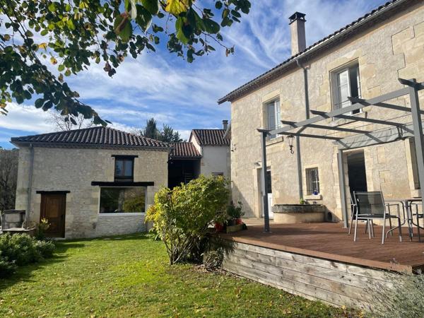 Belle propriété de charme en pierre avec gîtes, piscine et dépendances Chancelade