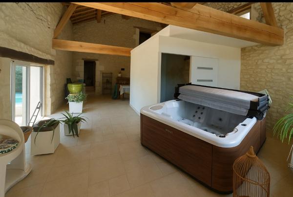 Belle propriété de charme en pierre avec gîtes, piscine et dépendances Chancelade