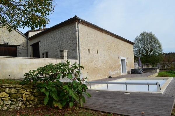 Belle propriété de charme en pierre avec gîtes, piscine et dépendances Chancelade