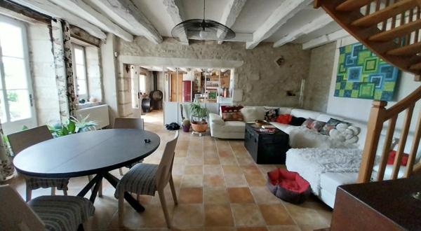 Belle propriété de charme en pierre avec gîtes, piscine et dépendances Chancelade