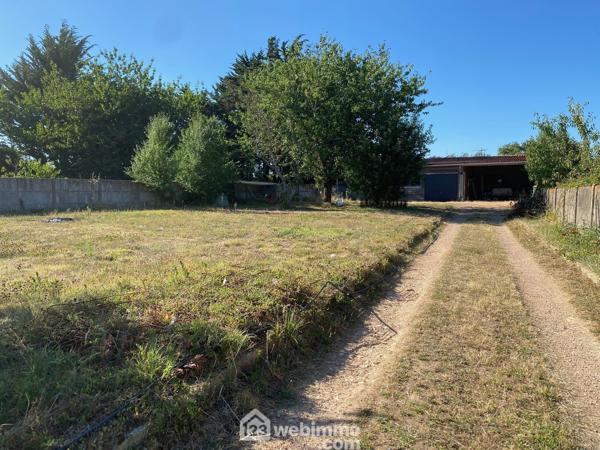 Terrain constructible 955 m² à Saint-Hilaire-la-Forêt 85440