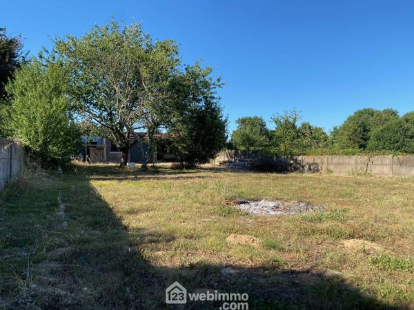 Terrain constructible 955 m² à Saint-Hilaire-la-Forêt 85440