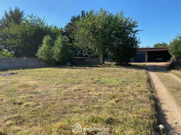 Terrain constructible 955 m² à Saint-Hilaire-la-Forêt 85440