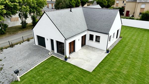 Maison contemporaine de plain-pied de 128 m² à Plouhinec, à proximité immédiate du littoral.