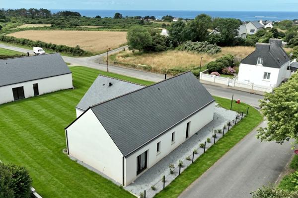 Maison contemporaine de plain-pied de 128 m² à Plouhinec, à proximité immédiate du littoral.