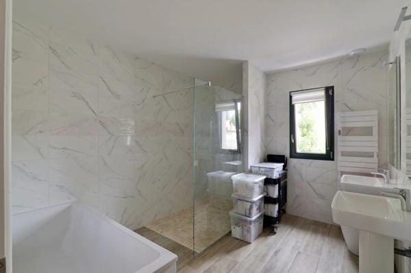 Maison contemporaine de plain-pied de 128 m² à Plouhinec, à proximité immédiate du littoral.