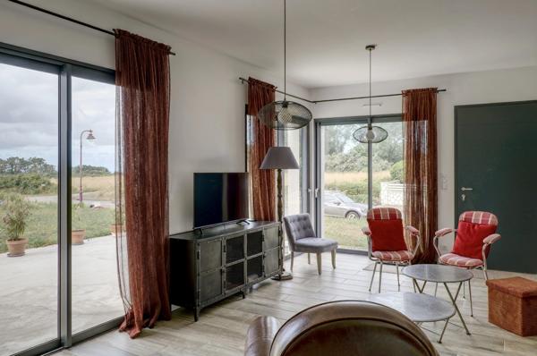 Maison contemporaine de plain-pied de 128 m² à Plouhinec, à proximité immédiate du littoral.
