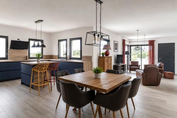 Maison contemporaine de plain-pied de 128 m² à Plouhinec, à proximité immédiate du littoral.