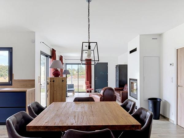 Maison contemporaine de plain-pied de 128 m² à Plouhinec, à proximité immédiate du littoral.
