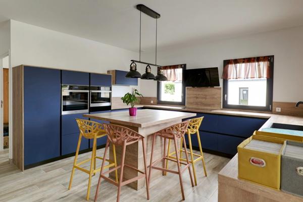Maison contemporaine de plain-pied de 128 m² à Plouhinec, à proximité immédiate du littoral.