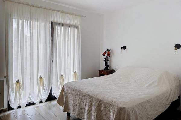 Maison contemporaine de plain-pied de 128 m² à Plouhinec, à proximité immédiate du littoral.