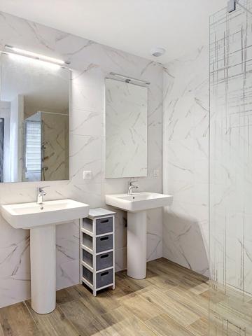 Maison contemporaine de plain-pied de 128 m² à Plouhinec, à proximité immédiate du littoral.