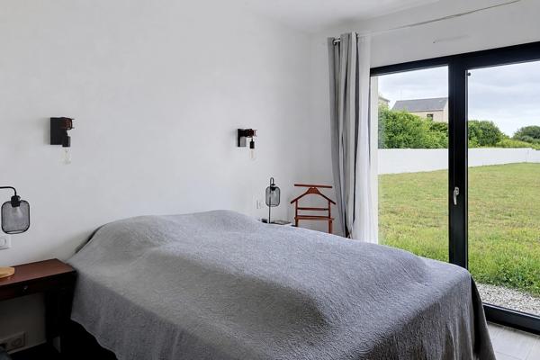 Maison contemporaine de plain-pied de 128 m² à Plouhinec, à proximité immédiate du littoral.
