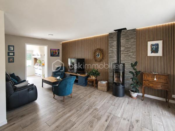 Coup de cœur assuré pour cette magnifique maison de 130 m² alliant charme, confort et convivialité

Dès l’entrée, vous serez séduits par une superbe pièce de vie baignée de lumière, où le chaleureux poêle à bois crée une atmosphère cocooning idéale pour partager de beaux moments en famille ou entre amis. Le confort est complété par un chauffage gainable pour un bien-être optimal en toute saison.

La maison offre 3 belles chambres et des espaces parfaitement pensés pour une vie agréable au quotidien.

À l’extérieur, le charme continue avec un magnifique jardin arboré de 830 m², véritable havre de paix, sublimé par une splendide piscine qui invite à la détente et aux journées ensoleillées.

Un grand garage attenant de 45 m² complète ce bien rare et offre un potentiel exceptionnel d’agrandissement ou d’aménagement selon vos envies.

Située à proximité immédiate de toutes les commodités, cette maison réunit tous les atouts pour accueillir votre nouveau projet de vie.

 Une maison pleine de charme où il ne reste plus qu’à poser vos valises !