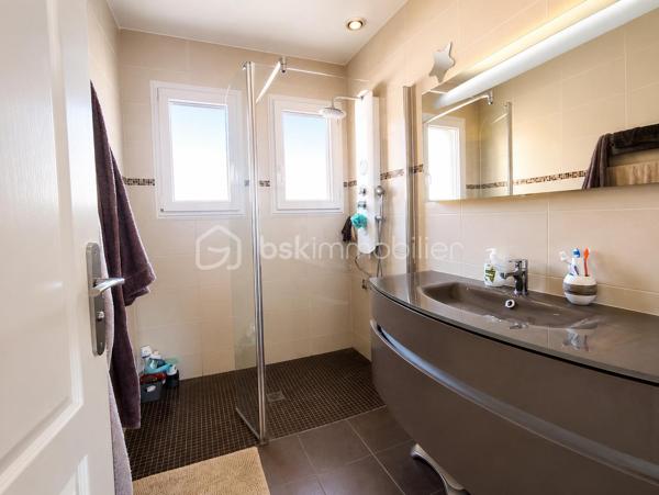 Coup de cœur assuré pour cette magnifique maison de 130 m² alliant charme, confort et convivialité

Dès l’entrée, vous serez séduits par une superbe pièce de vie baignée de lumière, où le chaleureux poêle à bois crée une atmosphère cocooning idéale pour partager de beaux moments en famille ou entre amis. Le confort est complété par un chauffage gainable pour un bien-être optimal en toute saison.

La maison offre 3 belles chambres et des espaces parfaitement pensés pour une vie agréable au quotidien.

À l’extérieur, le charme continue avec un magnifique jardin arboré de 830 m², véritable havre de paix, sublimé par une splendide piscine qui invite à la détente et aux journées ensoleillées.

Un grand garage attenant de 45 m² complète ce bien rare et offre un potentiel exceptionnel d’agrandissement ou d’aménagement selon vos envies.

Située à proximité immédiate de toutes les commodités, cette maison réunit tous les atouts pour accueillir votre nouveau projet de vie.

 Une maison pleine de charme où il ne reste plus qu’à poser vos valises !