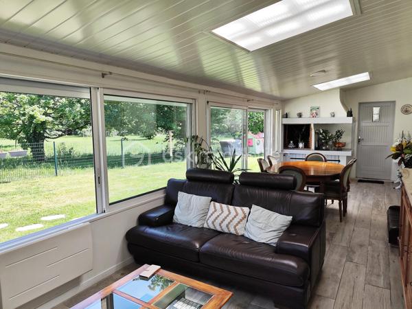 Coup de cœur assuré pour cette magnifique maison de 130 m² alliant charme, confort et convivialité

Dès l’entrée, vous serez séduits par une superbe pièce de vie baignée de lumière, où le chaleureux poêle à bois crée une atmosphère cocooning idéale pour partager de beaux moments en famille ou entre amis. Le confort est complété par un chauffage gainable pour un bien-être optimal en toute saison.

La maison offre 3 belles chambres et des espaces parfaitement pensés pour une vie agréable au quotidien.

À l’extérieur, le charme continue avec un magnifique jardin arboré de 830 m², véritable havre de paix, sublimé par une splendide piscine qui invite à la détente et aux journées ensoleillées.

Un grand garage attenant de 45 m² complète ce bien rare et offre un potentiel exceptionnel d’agrandissement ou d’aménagement selon vos envies.

Située à proximité immédiate de toutes les commodités, cette maison réunit tous les atouts pour accueillir votre nouveau projet de vie.

 Une maison pleine de charme où il ne reste plus qu’à poser vos valises !