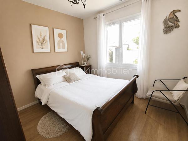 Coup de cœur assuré pour cette magnifique maison de 130 m² alliant charme, confort et convivialité

Dès l’entrée, vous serez séduits par une superbe pièce de vie baignée de lumière, où le chaleureux poêle à bois crée une atmosphère cocooning idéale pour partager de beaux moments en famille ou entre amis. Le confort est complété par un chauffage gainable pour un bien-être optimal en toute saison.

La maison offre 3 belles chambres et des espaces parfaitement pensés pour une vie agréable au quotidien.

À l’extérieur, le charme continue avec un magnifique jardin arboré de 830 m², véritable havre de paix, sublimé par une splendide piscine qui invite à la détente et aux journées ensoleillées.

Un grand garage attenant de 45 m² complète ce bien rare et offre un potentiel exceptionnel d’agrandissement ou d’aménagement selon vos envies.

Située à proximité immédiate de toutes les commodités, cette maison réunit tous les atouts pour accueillir votre nouveau projet de vie.

 Une maison pleine de charme où il ne reste plus qu’à poser vos valises !