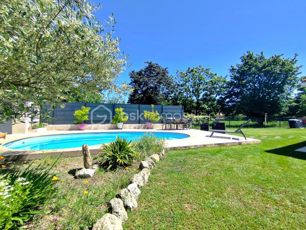 Coup de cœur assuré pour cette magnifique maison de 130 m² alliant charme, confort et convivialité

Dès l’entrée, vous serez séduits par une superbe pièce de vie baignée de lumière, où le chaleureux poêle à bois crée une atmosphère cocooning idéale pour partager de beaux moments en famille ou entre amis. Le confort est complété par un chauffage gainable pour un bien-être optimal en toute saison.

La maison offre 3 belles chambres et des espaces parfaitement pensés pour une vie agréable au quotidien.

À l’extérieur, le charme continue avec un magnifique jardin arboré de 830 m², véritable havre de paix, sublimé par une splendide piscine qui invite à la détente et aux journées ensoleillées.

Un grand garage attenant de 45 m² complète ce bien rare et offre un potentiel exceptionnel d’agrandissement ou d’aménagement selon vos envies.

Située à proximité immédiate de toutes les commodités, cette maison réunit tous les atouts pour accueillir votre nouveau projet de vie.

 Une maison pleine de charme où il ne reste plus qu’à poser vos valises !