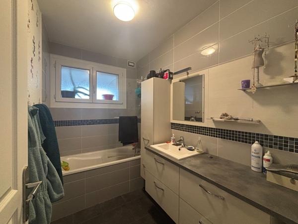 Maison dans le bourg d'Entrammes - 5p -127.87 m2 - 4 chambres