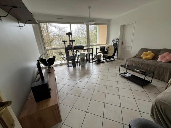 Eraudière - Spacieux appartement  comprenant  une lumineuse pièce de vie et trois chambres. Balcon, cave et garage fermé