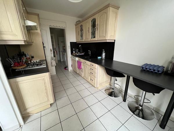 Eraudière - Spacieux appartement  comprenant  une lumineuse pièce de vie et trois chambres. Balcon, cave et garage fermé