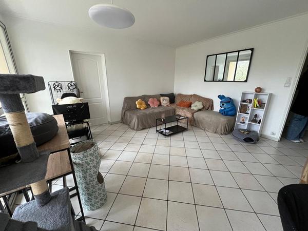 Eraudière - Spacieux appartement  comprenant  une lumineuse pièce de vie et trois chambres. Balcon, cave et garage fermé