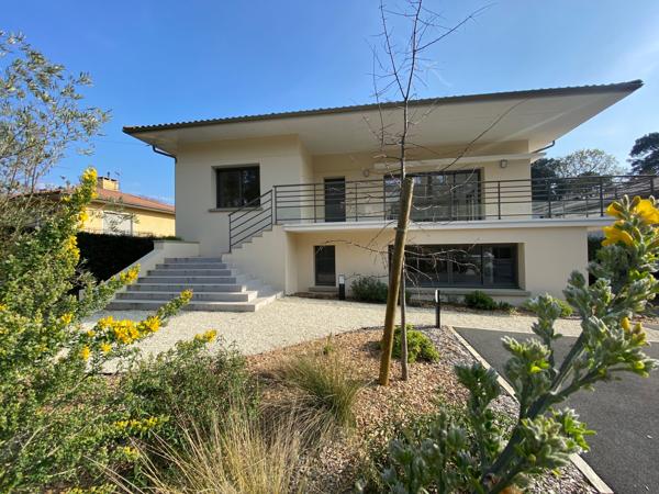 ARCACHON PLAGE PEREIRE ! Maison rénovée de 273 m2, terrain de 1127 m2, piscine et garage !