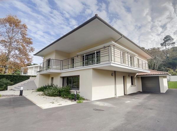 ARCACHON PLAGE PEREIRE ! Maison rénovée de 273 m2, terrain de 1127 m2, piscine et garage !