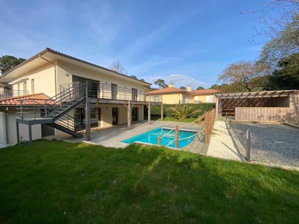 ARCACHON PLAGE PEREIRE ! Maison rénovée de 273 m2, terrain de 1127 m2, piscine et garage !