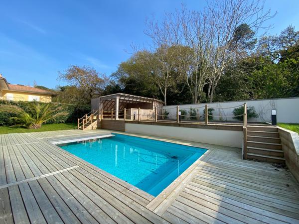 ARCACHON PLAGE PEREIRE ! Maison rénovée de 273 m2, terrain de 1127 m2, piscine et garage !