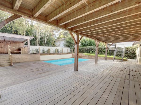 ARCACHON PLAGE PEREIRE ! Maison rénovée de 273 m2, terrain de 1127 m2, piscine et garage !