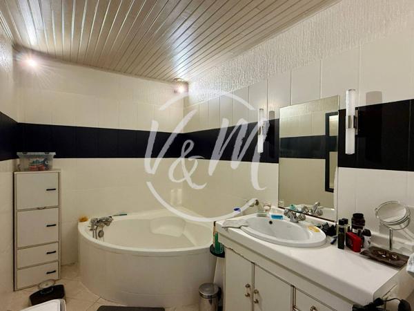EXCLUSIVITE! A vendre maison à rénover Andernos- Maison de plain-pied à Andernos-les-Bains, proche plage du Mauret, avec jardin, garage et fort potentiel ANDERNOS La Source La chapelle forestière