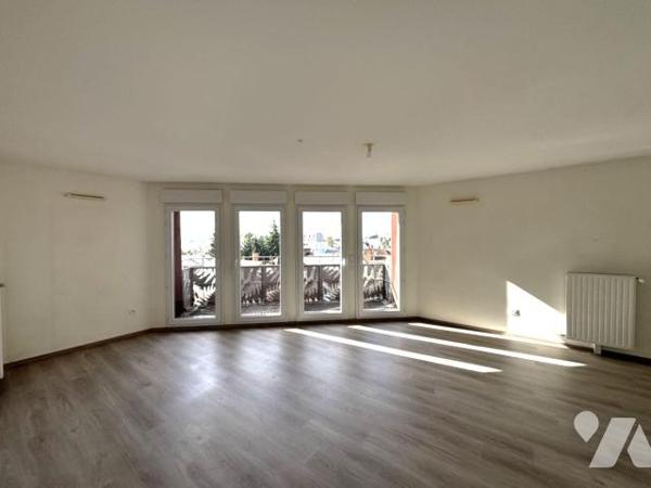 EXCLUSIVITÉ-RUE DE FOUGERES- IMMEUBLE RÉCENT - APPARTEMENT DE TYPE 3  - 3 EME ÉTAGE AVEC BALCON...