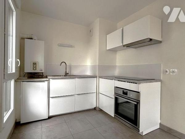 EXCLUSIVITÉ-RUE DE FOUGERES- IMMEUBLE RÉCENT - APPARTEMENT DE TYPE 3  - 3 EME ÉTAGE AVEC BALCON...