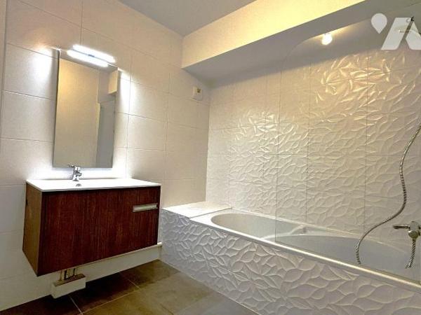 EXCLUSIVITÉ-RUE DE FOUGERES- IMMEUBLE RÉCENT - APPARTEMENT DE TYPE 3  - 3 EME ÉTAGE AVEC BALCON...