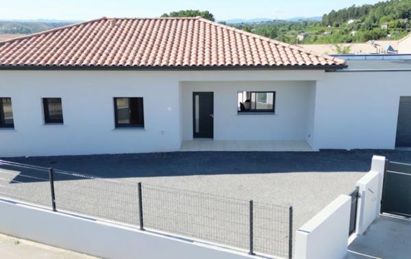 Vente Villa Neuve et piscine Joyeuse   
