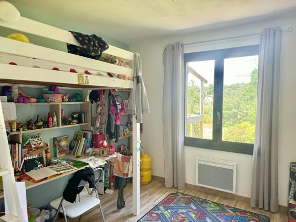 Villa plain-pied louée, jardin 1700 m² et garage 40 m², à 5 minutes de Carcassonne