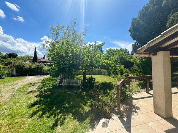 Villa plain-pied louée, jardin 1700 m² et garage 40 m², à 5 minutes de Carcassonne
