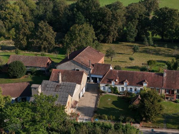 Dpt Indre (36), à vendre proche de LA CHATRE propriété de 154 m² et plus de 900 m2 de dépendances - Piscine - Terrain de 1,88 Ha