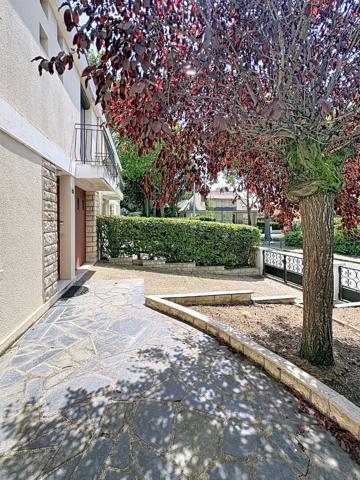 Maison à vendre à Angers 4 chambres et un bureau avec garage, proche ligne de tramway, écoles et commodités.