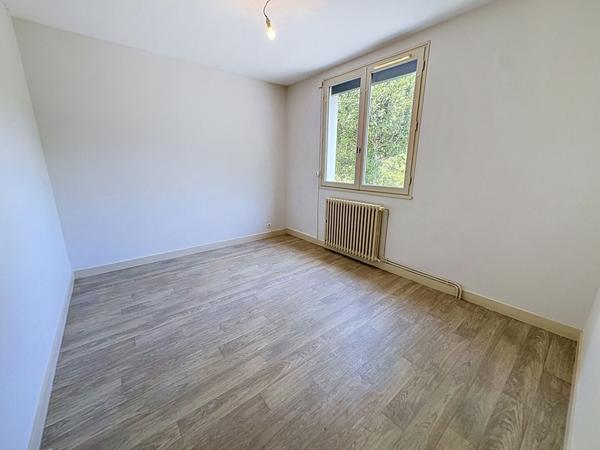 Maison à vendre à Angers 4 chambres et un bureau avec garage, proche ligne de tramway, écoles et commodités.