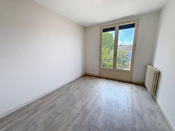 Maison à vendre à Angers 4 chambres et un bureau avec garage, proche ligne de tramway, écoles et commodités.