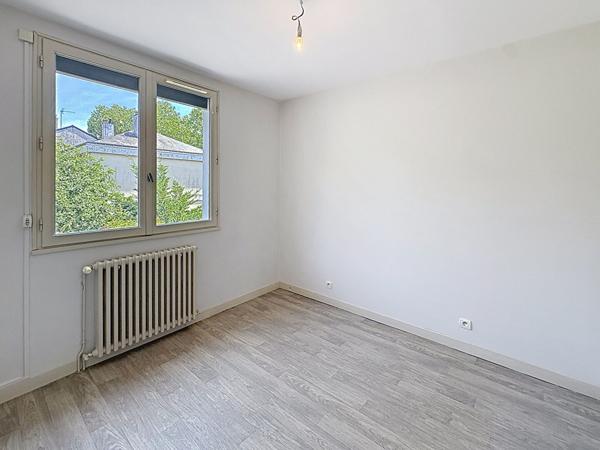 Maison à vendre à Angers 4 chambres et un bureau avec garage, proche ligne de tramway, écoles et commodités.