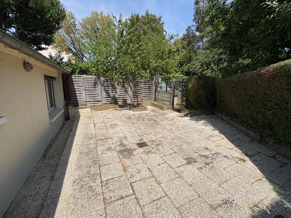Maison à vendre à Angers 4 chambres et un bureau avec garage, proche ligne de tramway, écoles et commodités.
