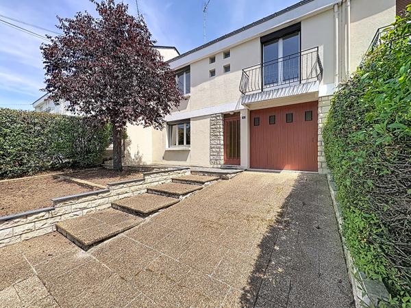 Maison à vendre à Angers 4 chambres et un bureau avec garage, proche ligne de tramway, écoles et commodités.